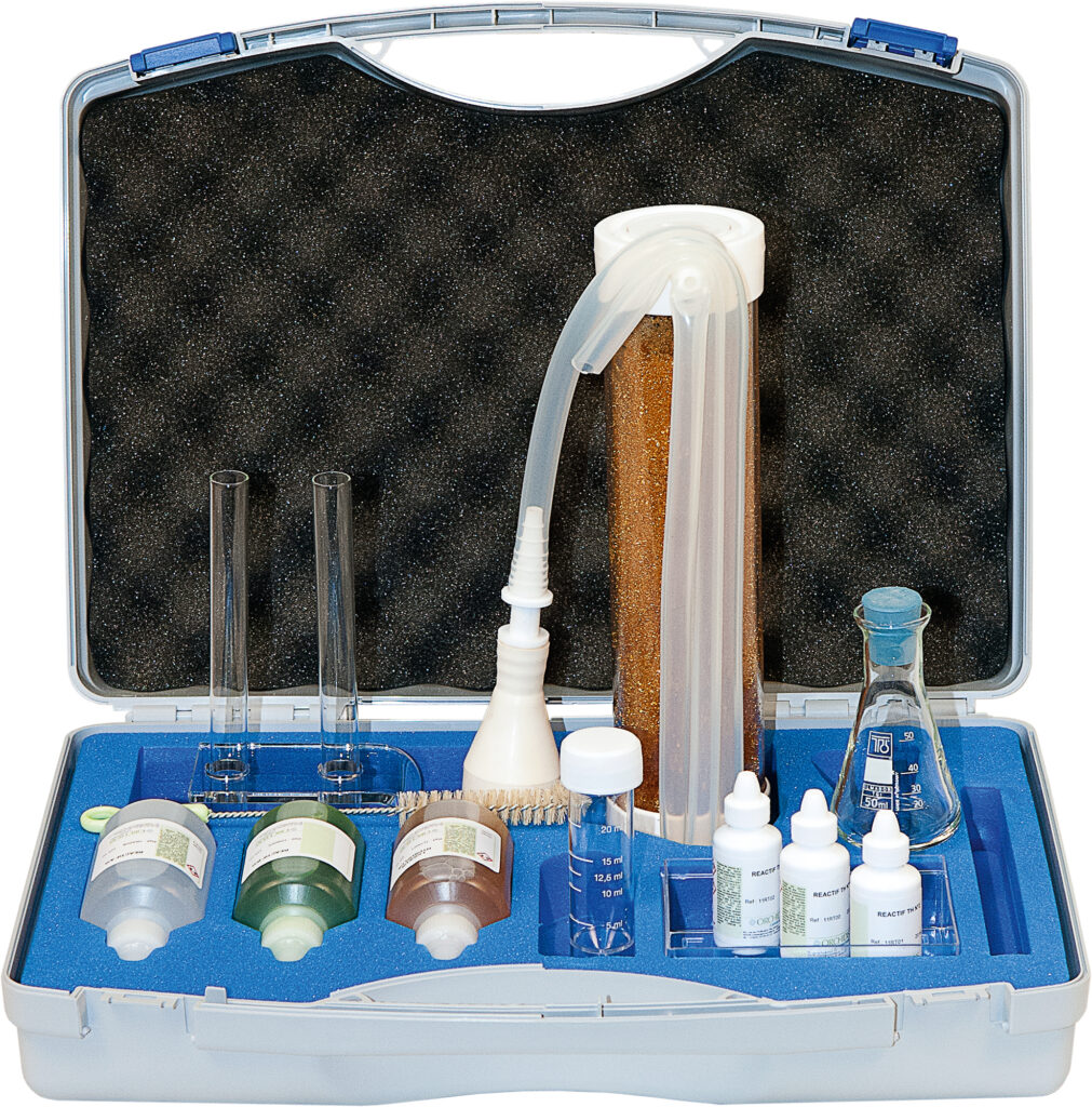 Mallette d’analyse force de vente avec mini adoucisseur d’eau et contrôle de la dureté.