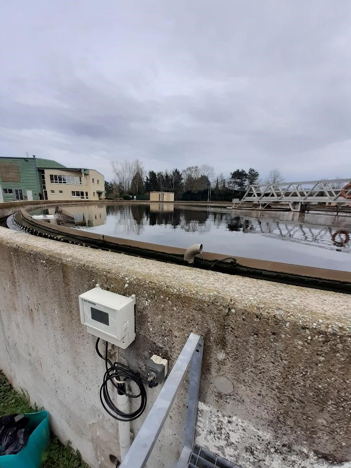 Appareil ACTEON installé sur une station d’épuration pour le suivi du voile de boue.