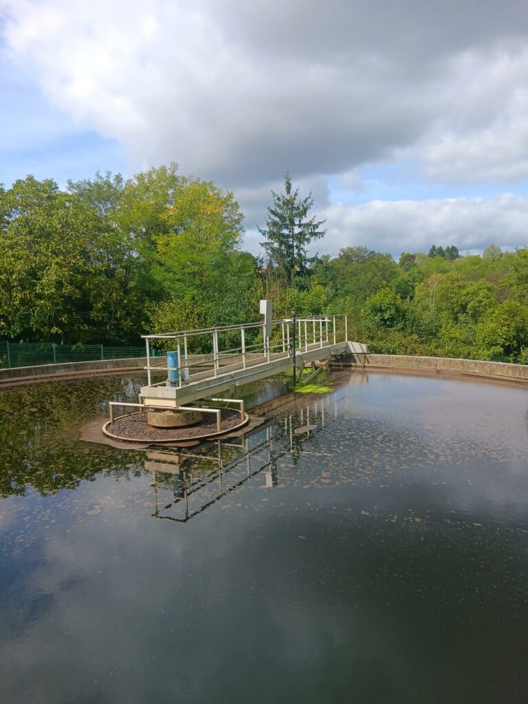 Bassin de décantation en station d’épuration, zone où l’on contrôle le voile de boue.
