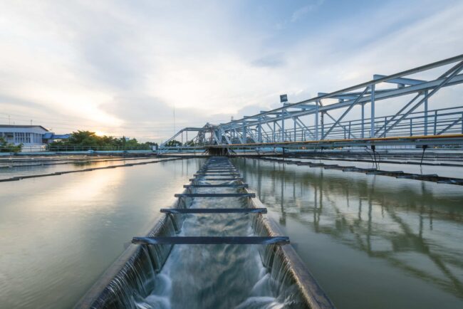 Bassin de traitement des eaux usées dans lequel le voile de boue est suivi pour assurer le bon fonctionnement du procédé.