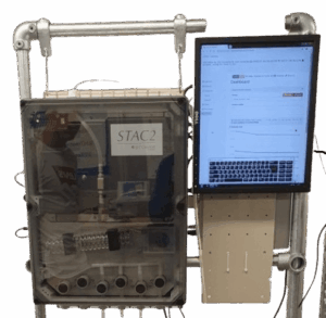 Analyseur installé sur site pour mesurer la demande chimique en oxygène dans l’eau.