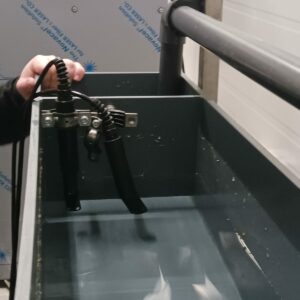 Sonde installée dans un bassin pour la mesure de la conductivité des eaux usées.