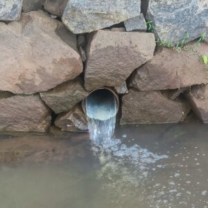 Rejet d’eaux usées traitées nécessitant un contrôle de la conductivité avant rejet.