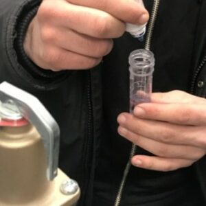Ajout de réactif pour l’analyse des sulfites dans l’eau par méthode titrimétrique.