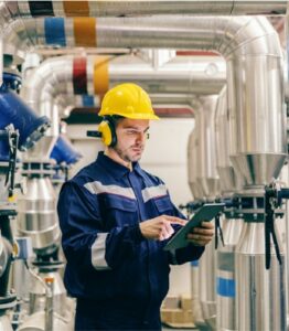 Technicien réalisant un contrôle du pouvoir tampon de l’eau sur site industriel.