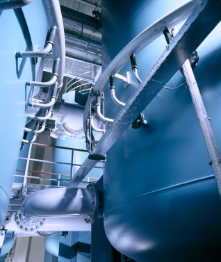 Installation industrielle où le pouvoir tampon de l’eau est contrôlé dans le process.