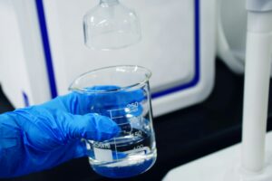 Échantillon d’eau analysé en laboratoire pour l’analyse des sulfites dans l’eau.