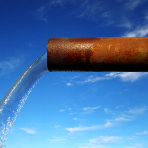 Rejet d’eau industrielle contenant des matières en suspension.