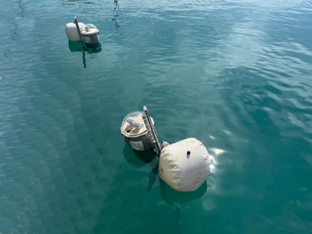Bouée instrumentée utilisée dans l’IoT pour la surveillance de l’eau.