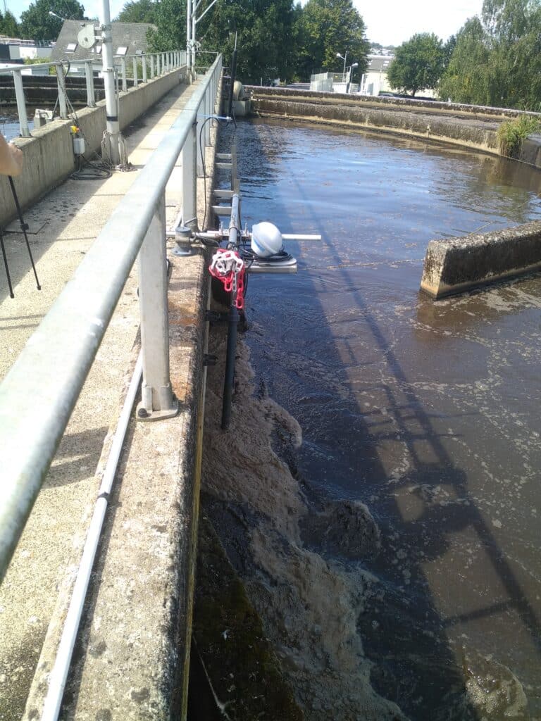 Bassin équipé de capteurs pour l’IoT dans la surveillance de l’eau.