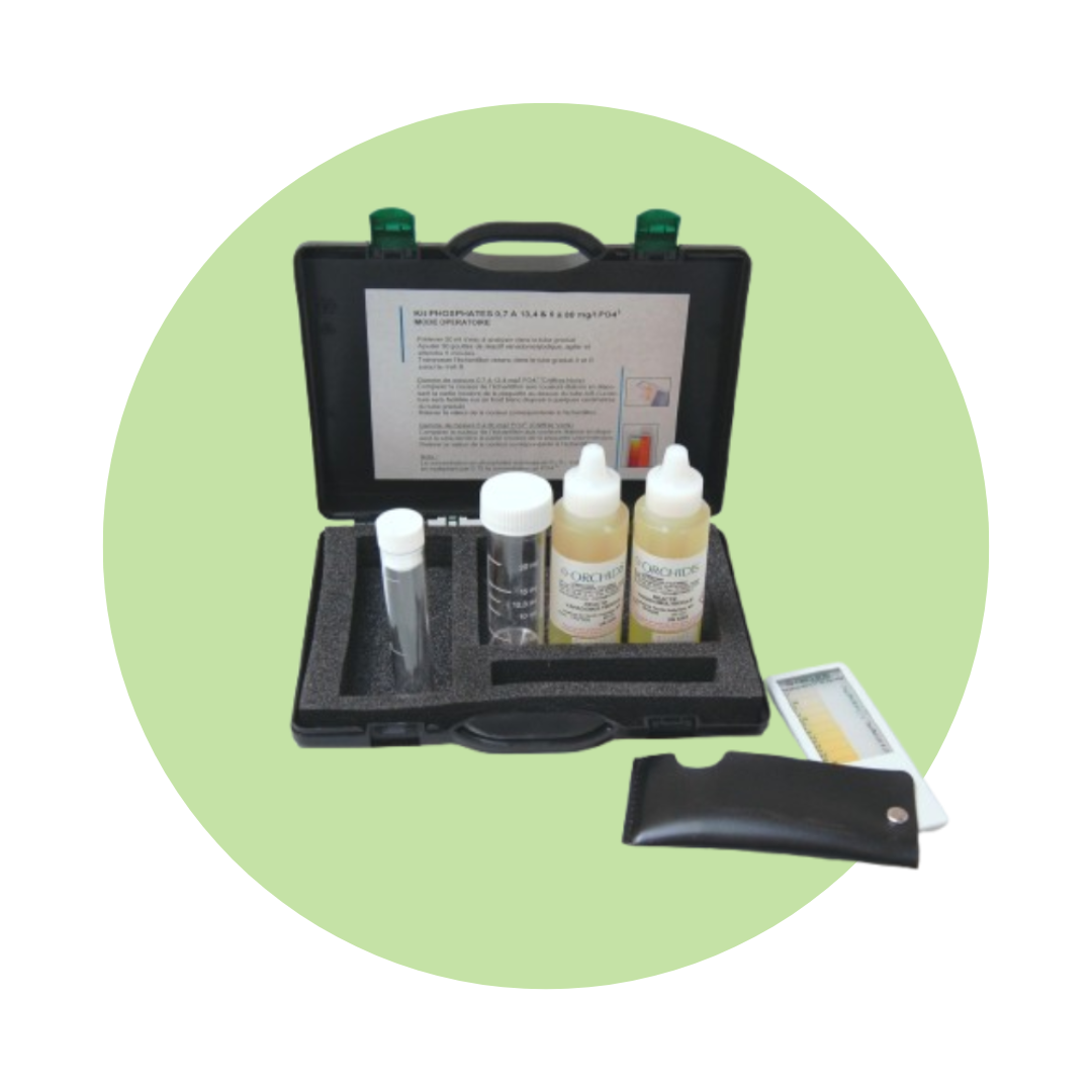 Kit visuel utilisé pour l’analyse des phosphates dans l’eau sur le terrain.