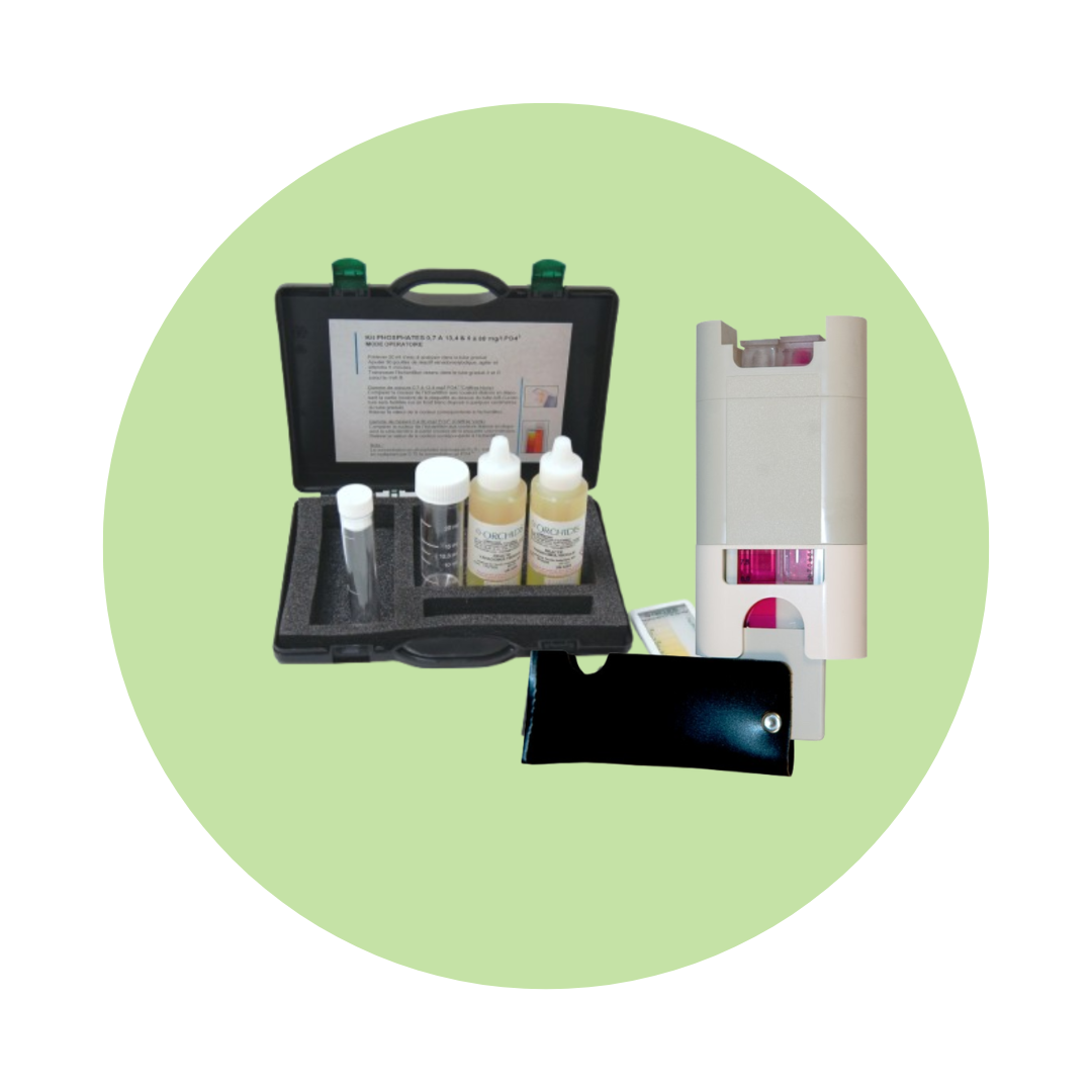 Trousse avec comparateur pour l’analyse des phosphates dans l’eau.
