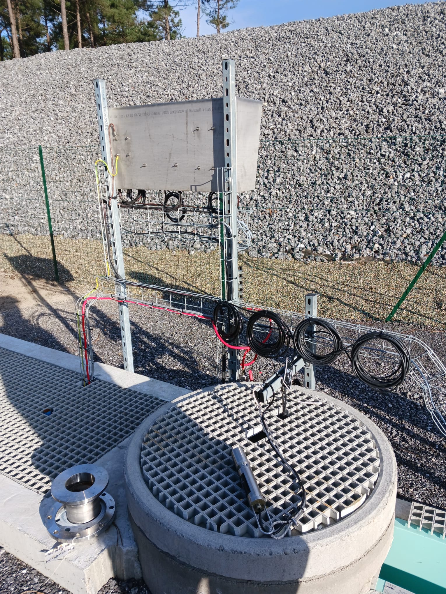 Analyseur UV254 pour la surveillance continue de la qualité de l'eau.