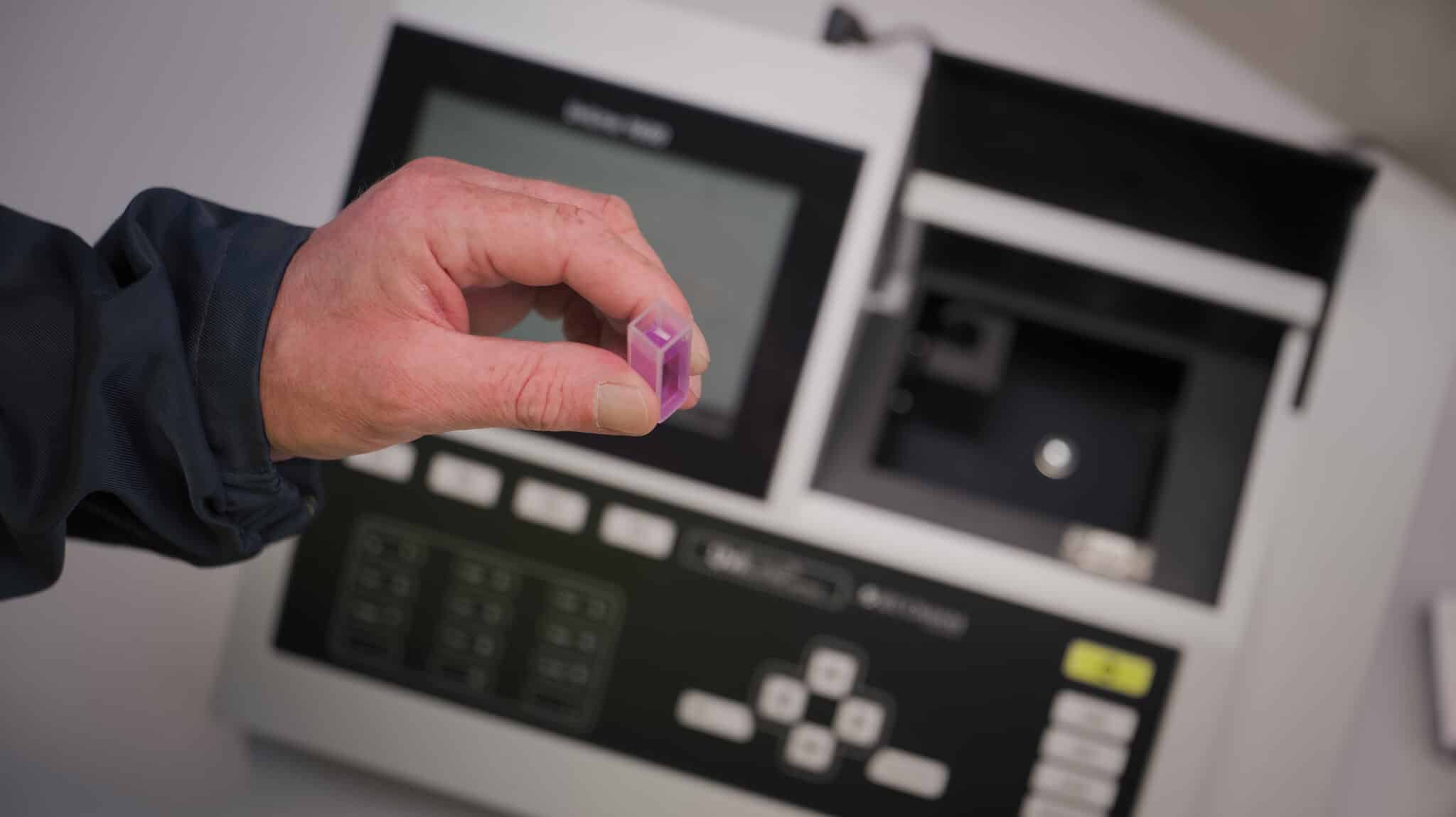 Analyse de l'ammonium dans l'eau avec un spectrophotomètre UVILINE.