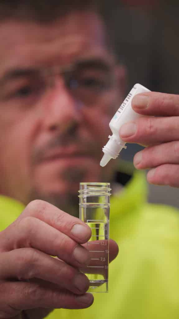 Analyse de l'ammonium dans l'eau avec un kit colorimétrique.