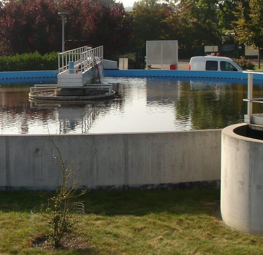 Station d'épuration utilisant la surveillance UV254 de l'eau.