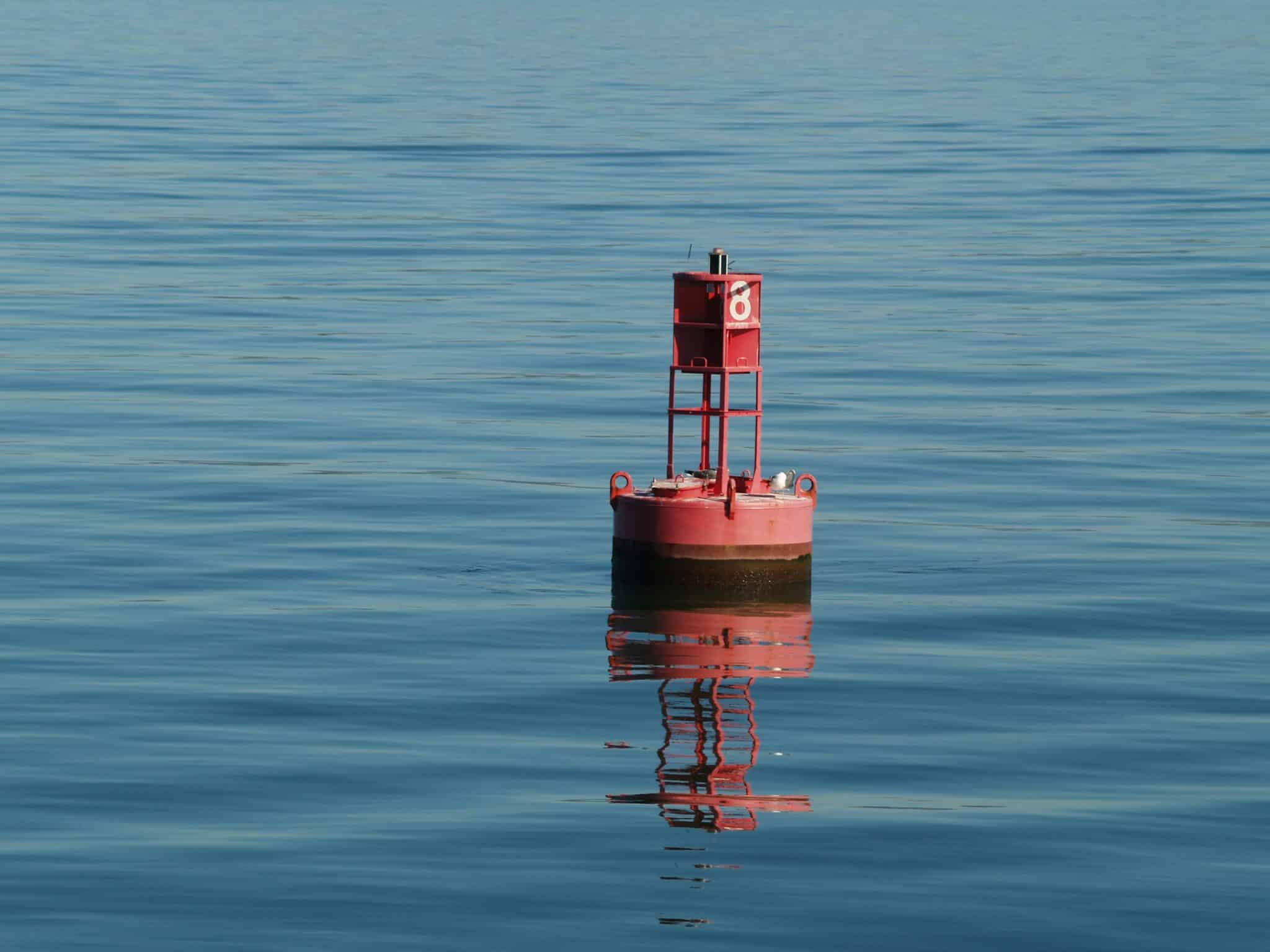 Bouée de mesure équipée de capteurs pour la surveillance de la qualité de l’eau.