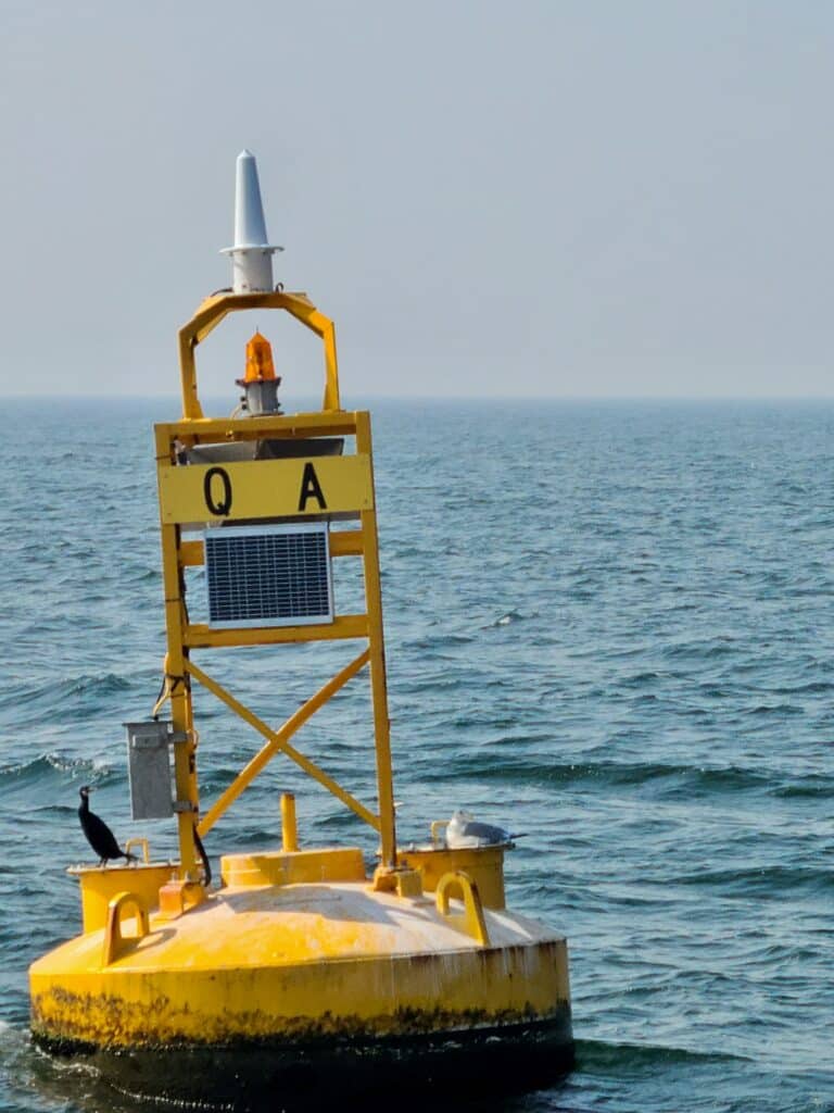 Bouée connectée équipée de capteurs pour surveiller la qualité de l’eau en mer.