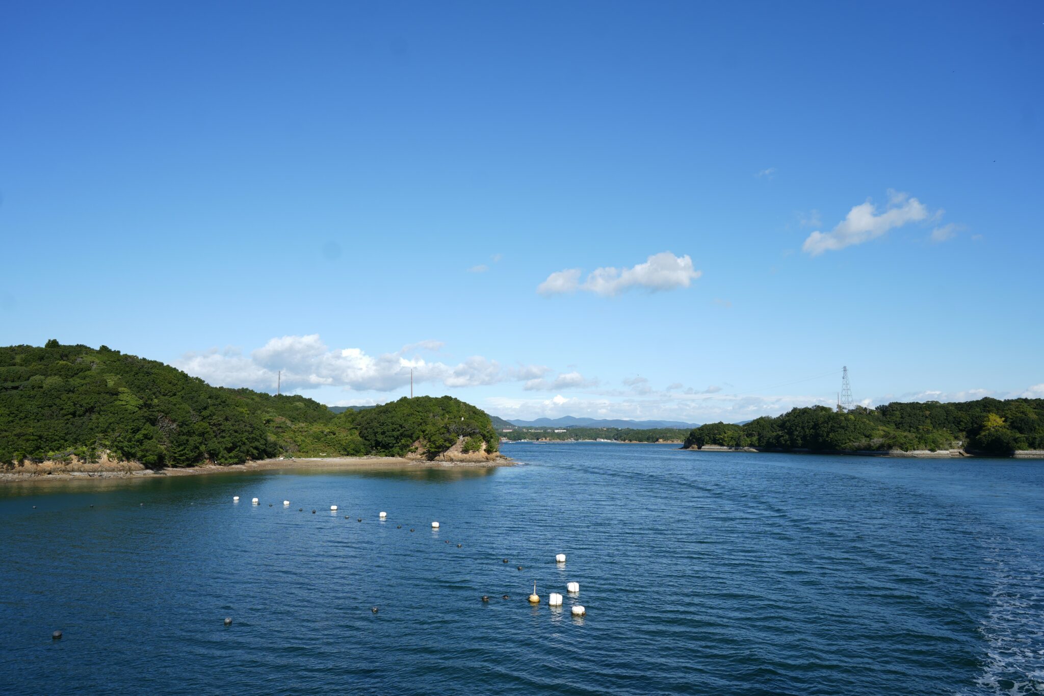 Installation aquacole dans un lac surveillée à l’aide de bouées connectées et de capteurs.
