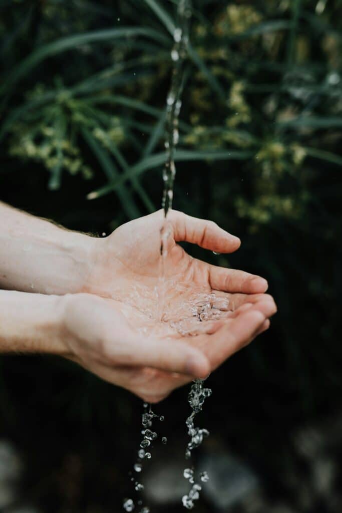 Toma de una muestra de agua para la monitorización del sistema de saneamiento.