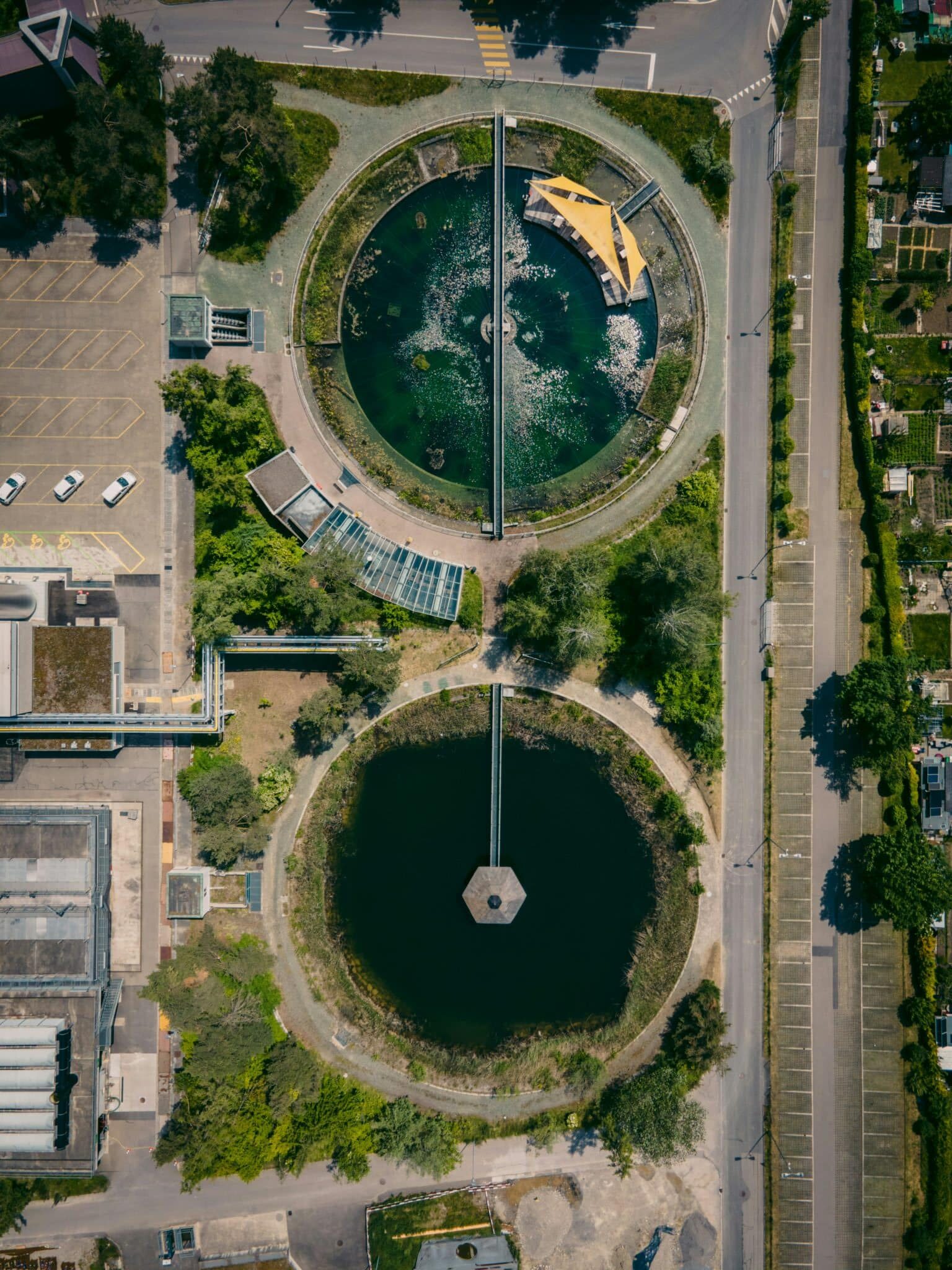 Decantador circular de una EDAR donde se controlan distintos parámetros del agua residual.