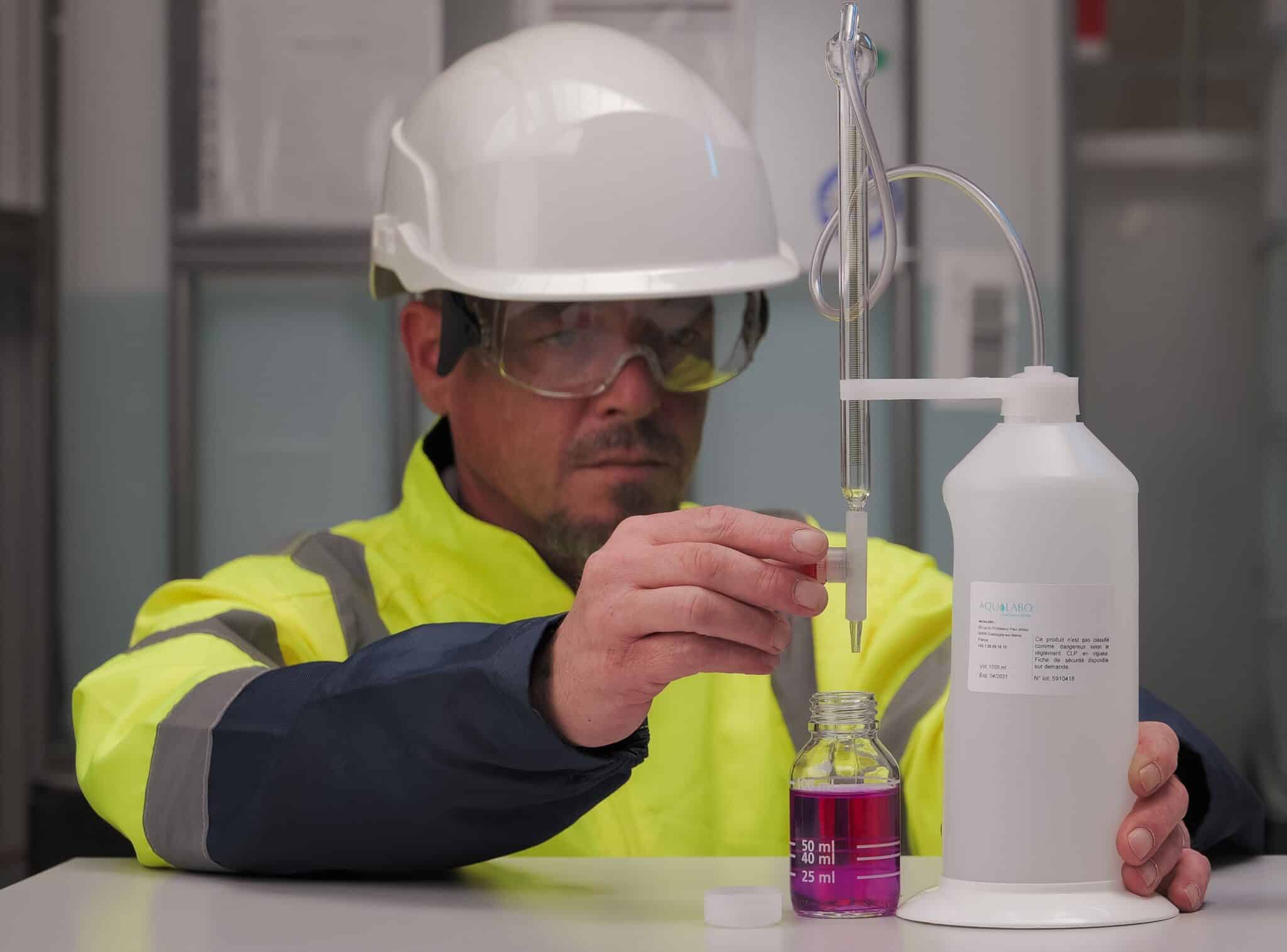 Dosage des chlorures dans l’eau par titrage avec une burette.