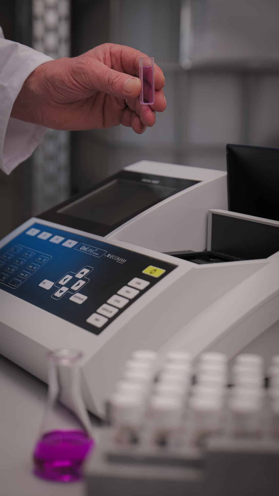 Spectrophotomètre utilisé pour mesurer la concentration en fer dans l’eau.