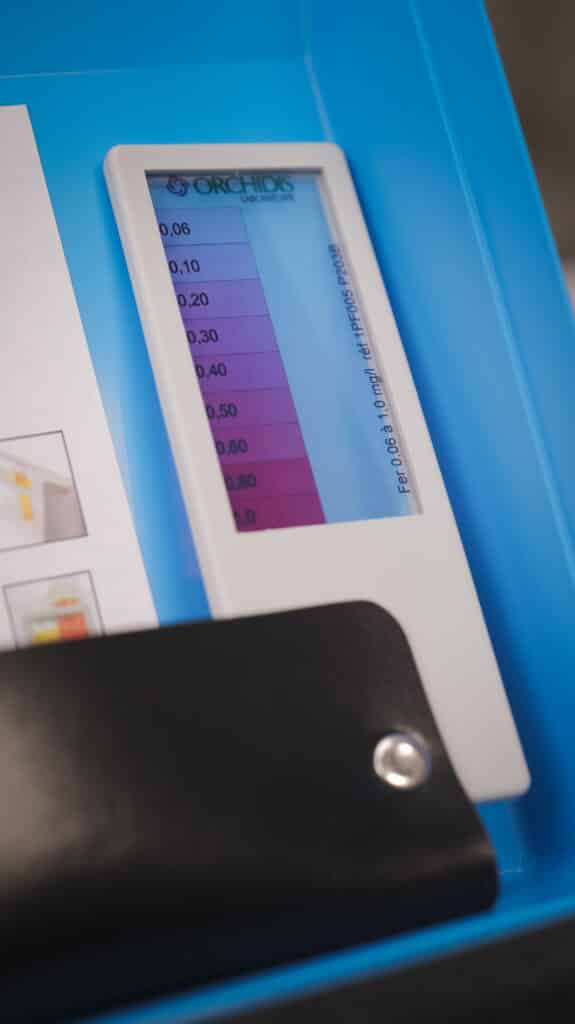 Échelle colorimétrique utilisée pour contrôler le fer dans l’eau d’un circuit.