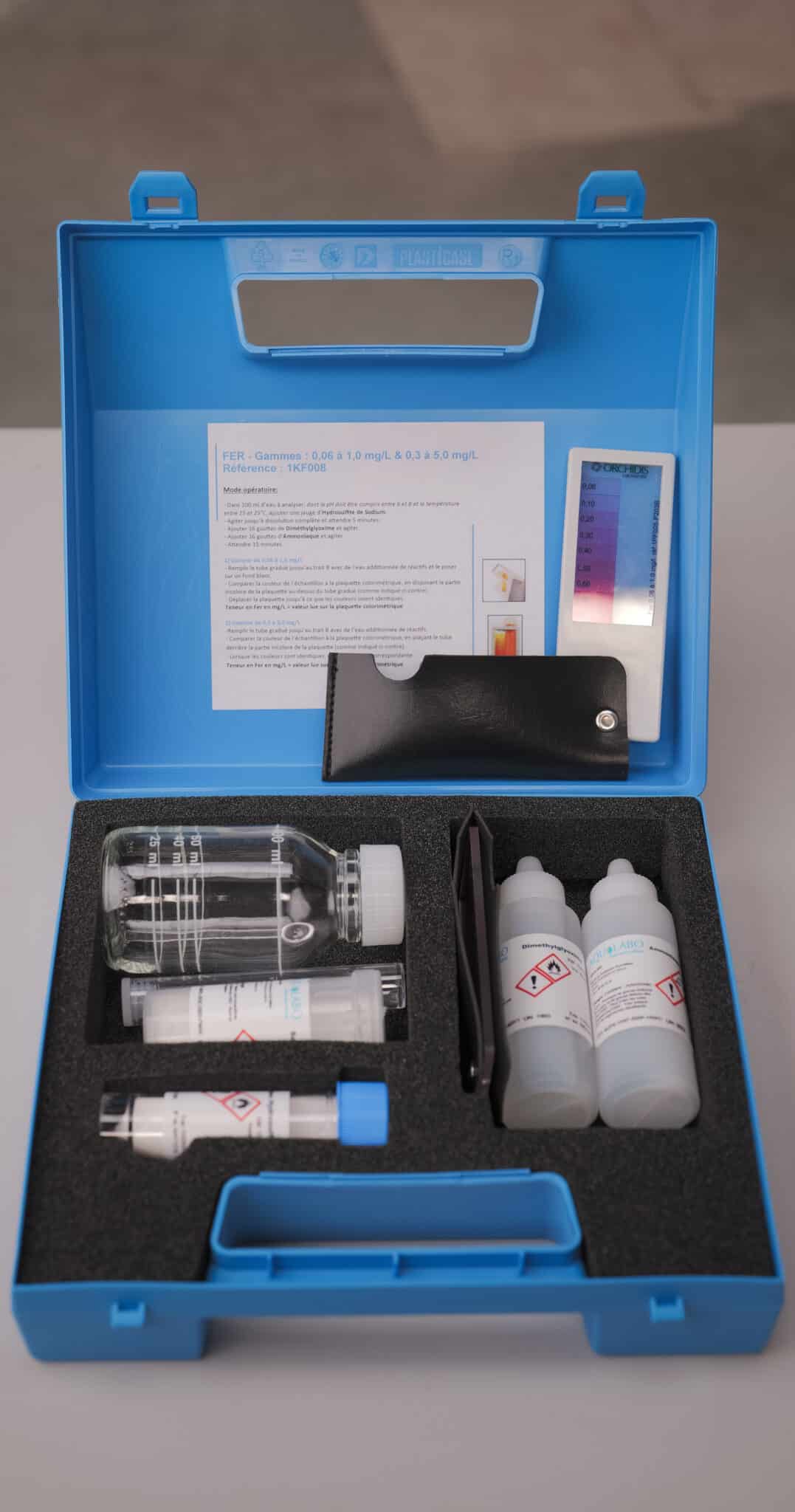 Kit colorimétrique utilisé pour contrôler le fer dans l’eau d’un circuit.