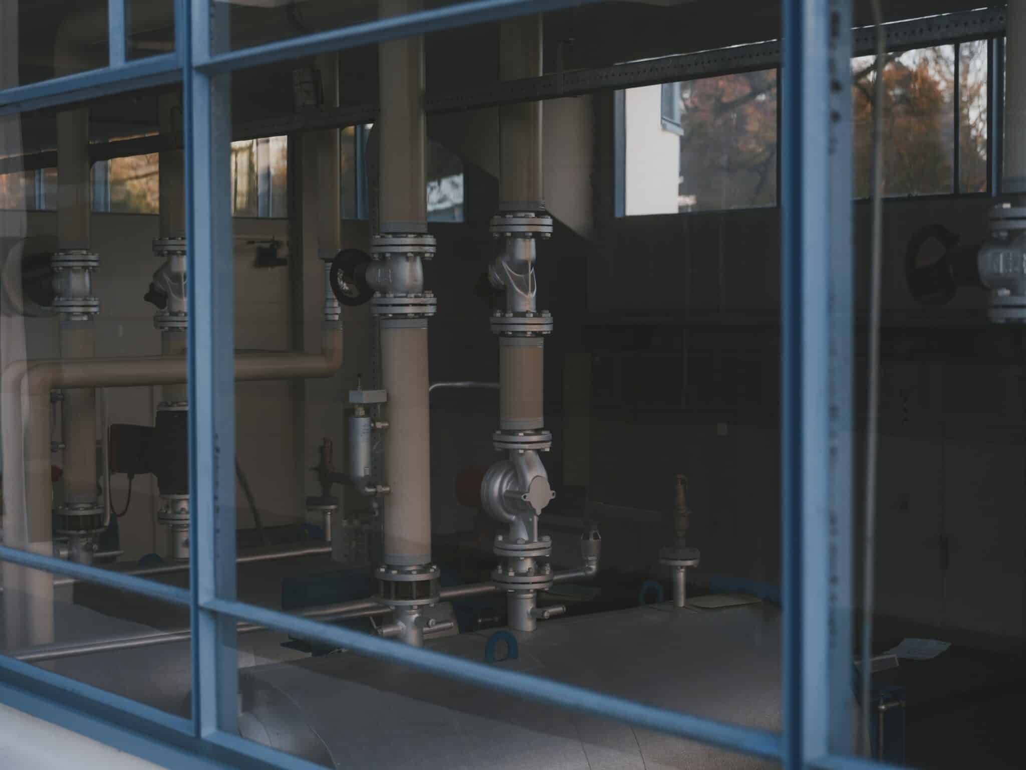 Réseau de tuyauteries dans lequel le contrôle du fer dans l’eau peut aider à suivre l’état du circuit.