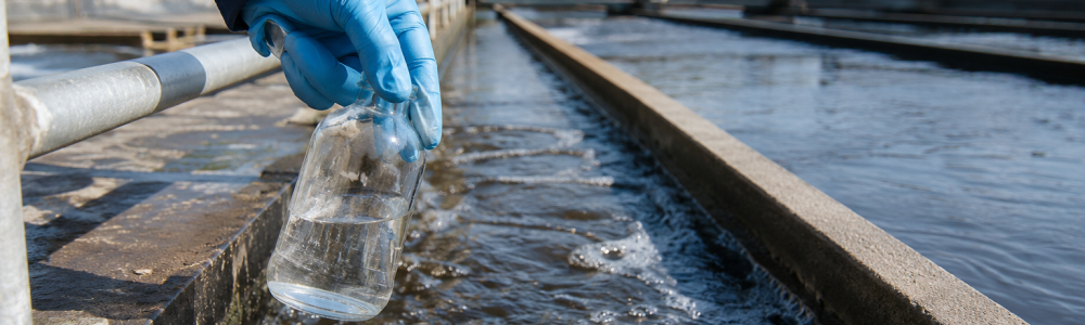 Prélèvement d'eau pour l'analyse de l'ammonium dans une station d'épuration.