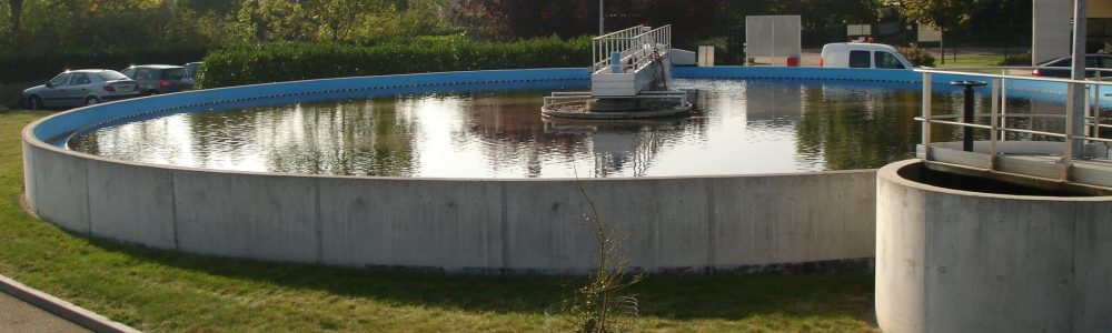 Balsa de tratamiento equipada para la monitorización del sistema de saneamiento.
