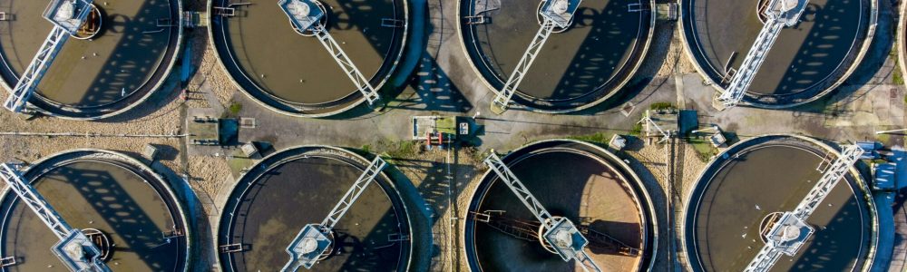 Décanteurs circulaires utilisés pour la mesure des matières en suspension (MES).