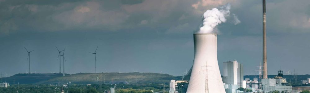Tour de refroidissement industrielle où la concentration en chlorures de l’eau peut être surveillée.