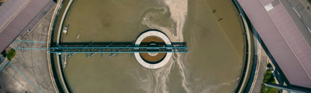 Bassin de traitement biologique où la mesure du potentiel redox dans l’eau est utilisée pour le suivi du procédé.